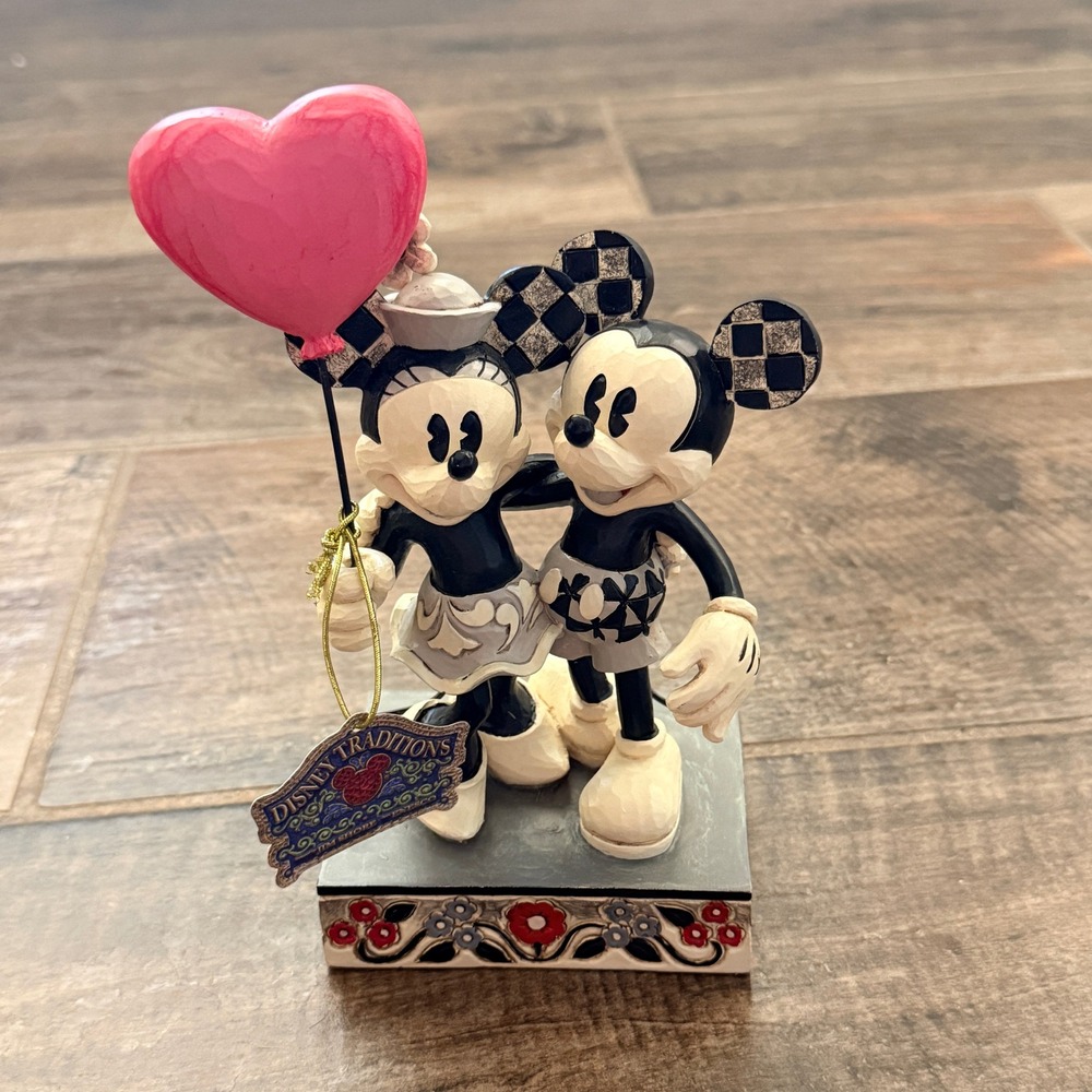 Disney Jim Shore/ ENESCO Mickey Minnie Mouse Love in the Air Figurine (6010106)